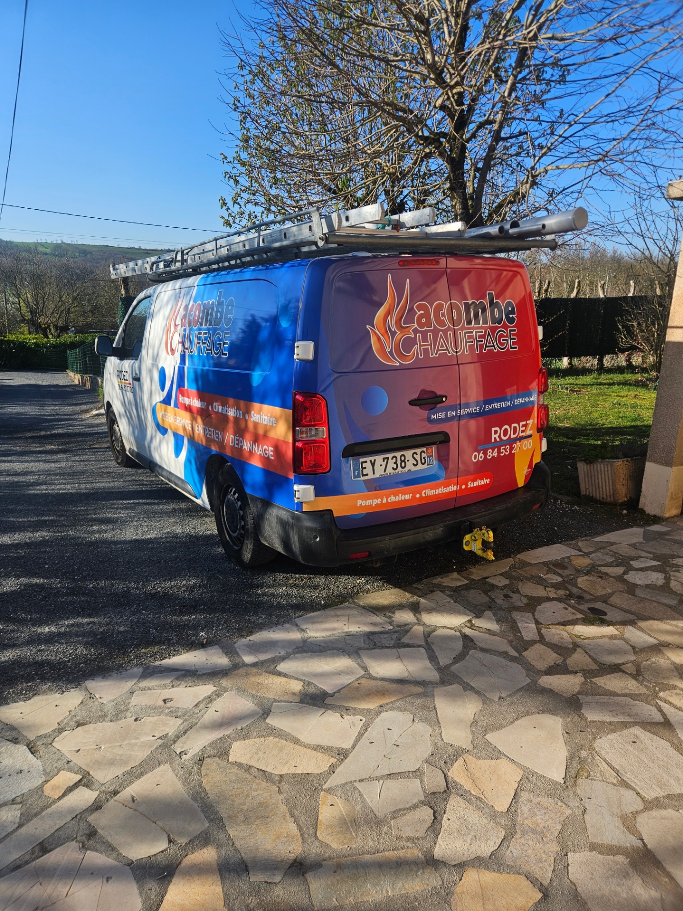 Alex Lacombe et sa camionnette Lacombe Chauffage à Rodez